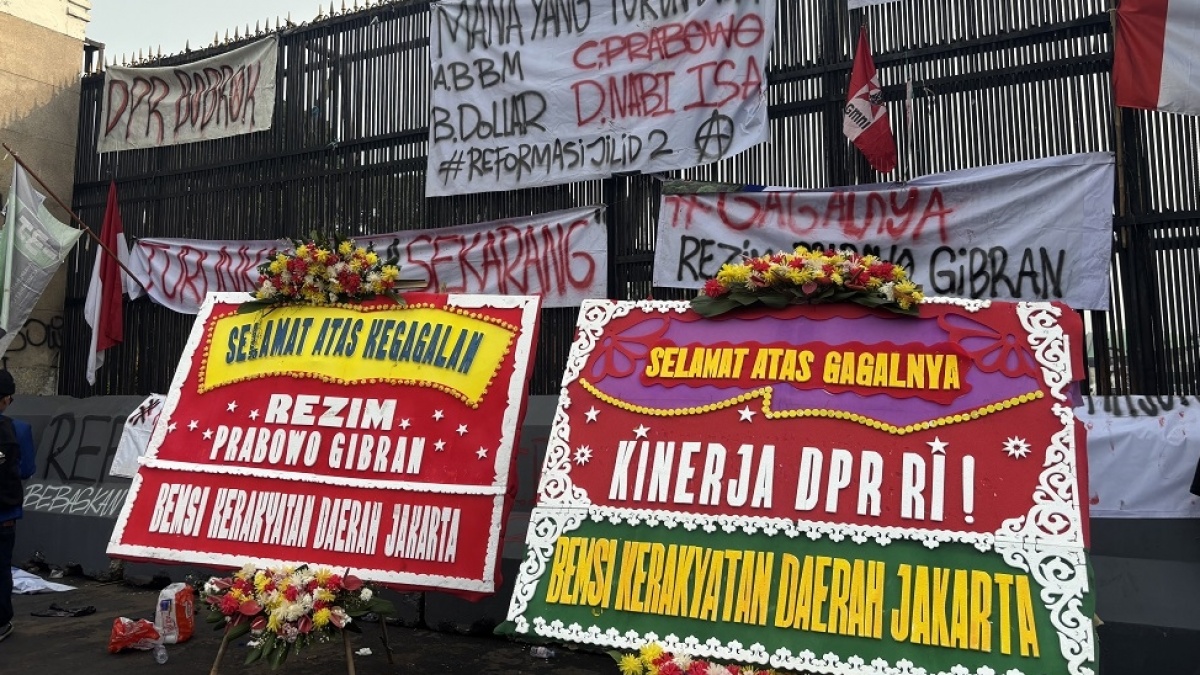 Sindir DPR dan Prabowo-Gibran Gagal! Mahasiswa Kirim Karangan Bunga Duka ke Senayan