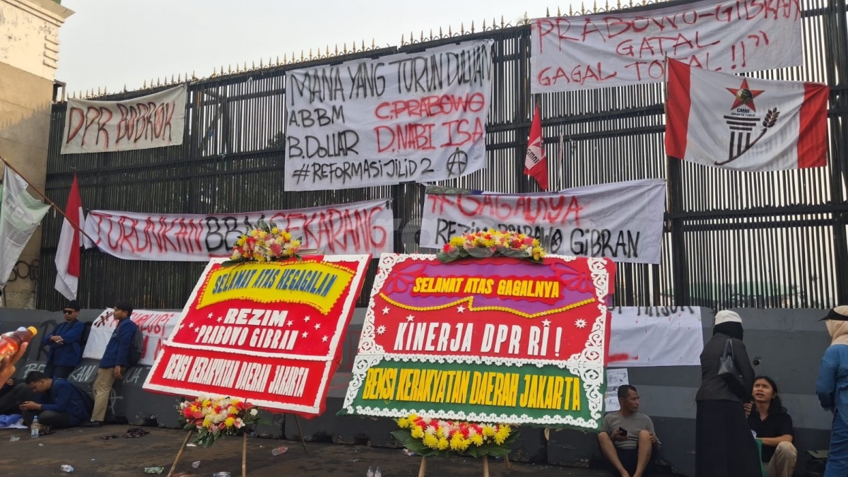 Mana yang Turun Duluan? Banner Demo Mahasiswa di DPR Sindir Kenaikan BBM hingga Jabatan Prabowo