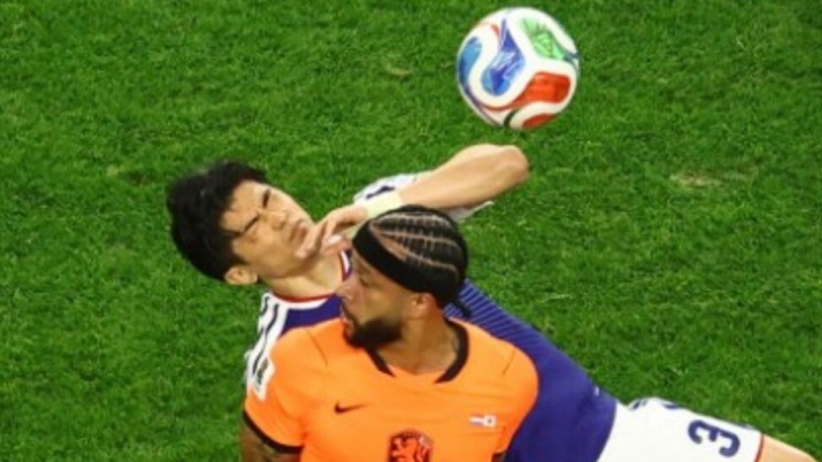 Kontroversi Belanda vs Jepang: Sikutan Memphis Depay Lolos dari Kartu Merah