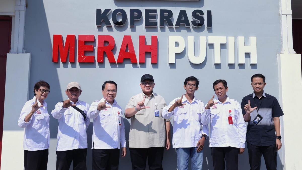 Direktur Utama LPDB Koperasi Krisdianto berfoto bersama pengurus koperasi dalam rangka kunjungan kerja ke sejumlah koperasi di Kota Semarang, Jawa Tengah. Kunjungan ini menjadi bagian dari upaya LPDB Koperasi mendorong pengembangan usaha produktif dan peningkatan daya saing koperasi. (Dok. LPDB Koperasi)