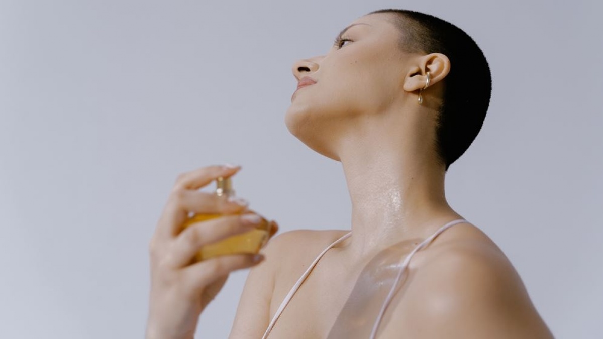 Agar Wanginya Tahan Lama, Pakai Parfum Sebaiknya Berapa Kali Semprot?