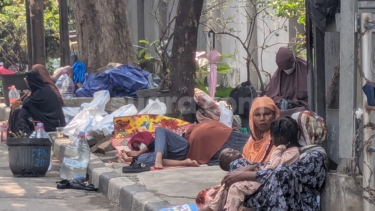 Sehari Ditertibkan, Puluhan Pengungsi UNHCR Masih Bertahan di Trotoar Kuningan