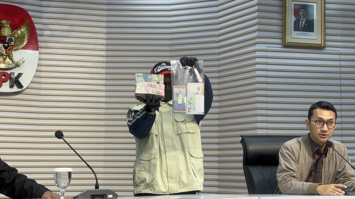 KPK Sita Uang Rp1,22 Miliar Valas hingga 55 Kg Logam Diduga Platinum