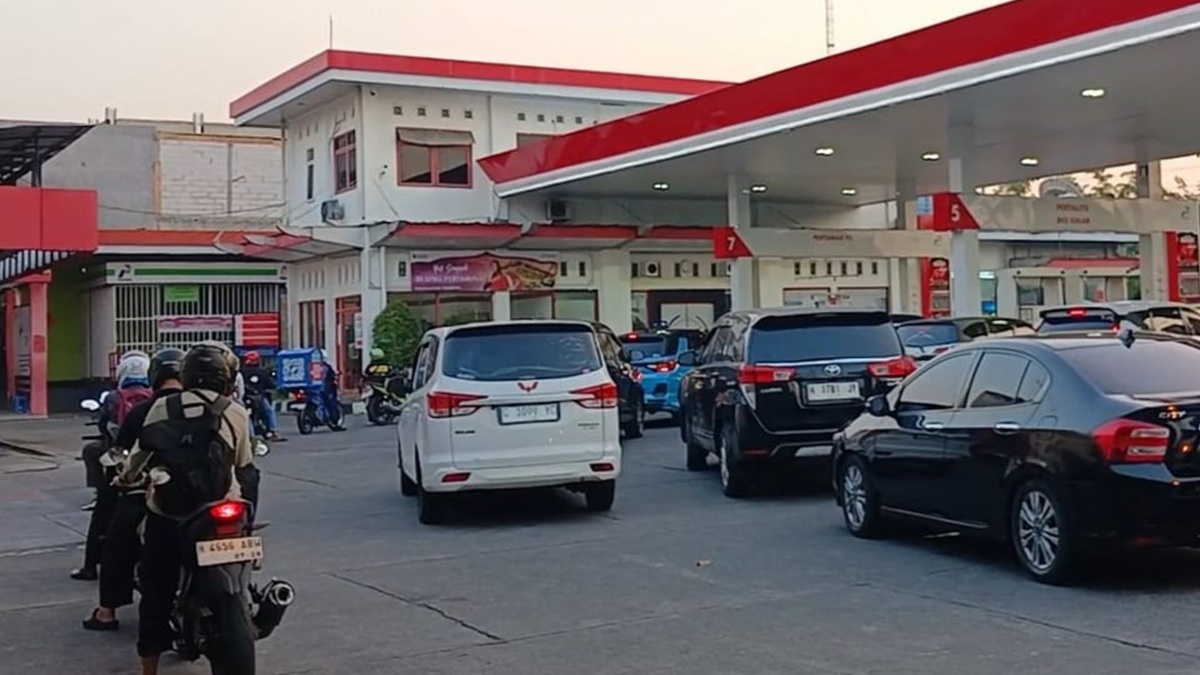 Stok Diklaim Aman, Antrean BBM Disebut Karena Gangguan Distribusi Akibat El Nino