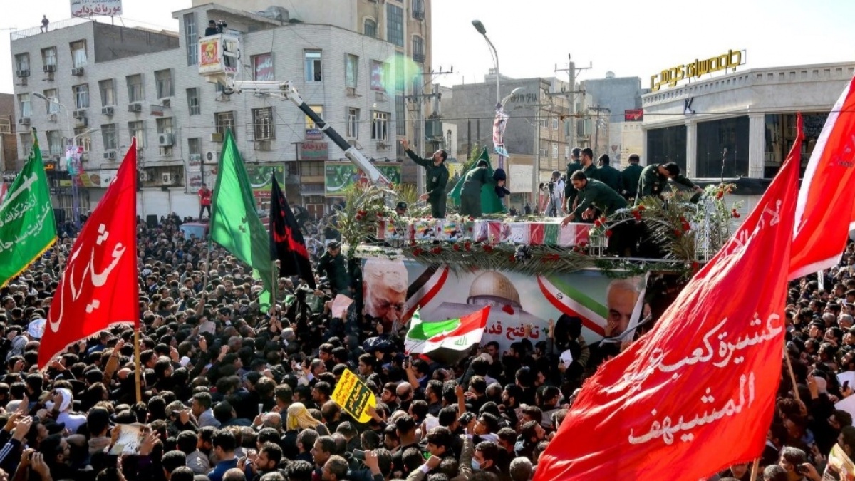 Ribuan Pelayat Ayatollah Khamenei Kibarkan Bendera Merah, Serukan Balas Dendam
