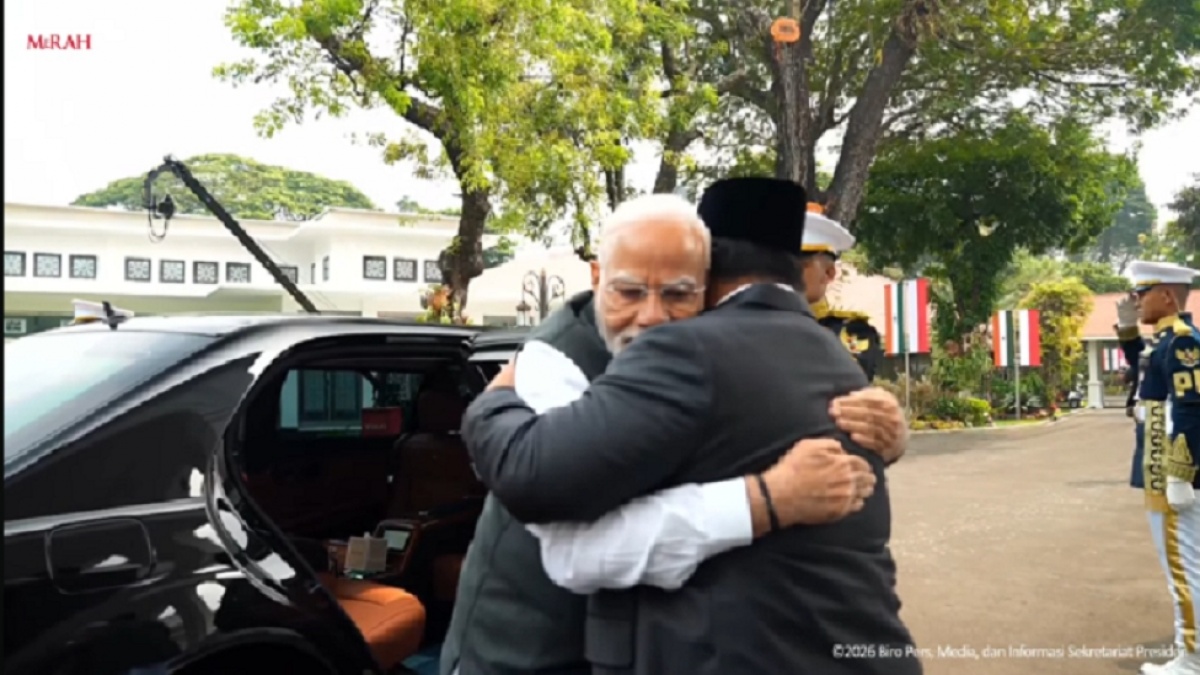 Prabowo Sambut Hangat PM India Narendra Modi dengan Pelukan Erat di Istana Merdeka