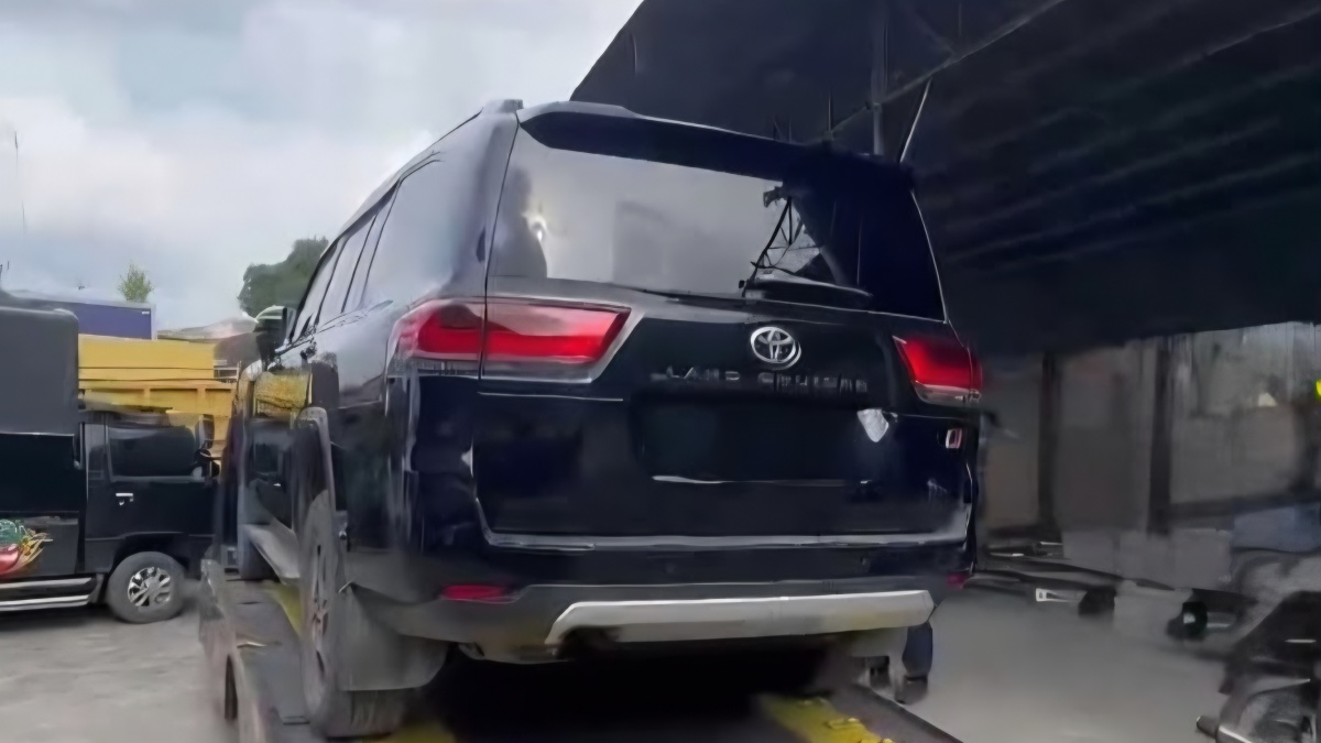 KPK Sita Land Cruiser Diduga Barang Suap Bupati Kuansing, Pelat Sudah Diganti