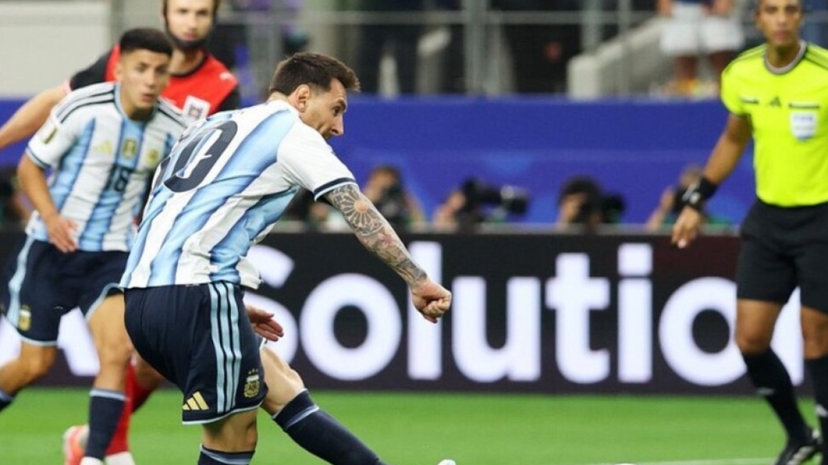Salah Kirim Assist, Lionel Messi Gagal Penalti! Mesir Selangkah Lagi Cetak Sejarah