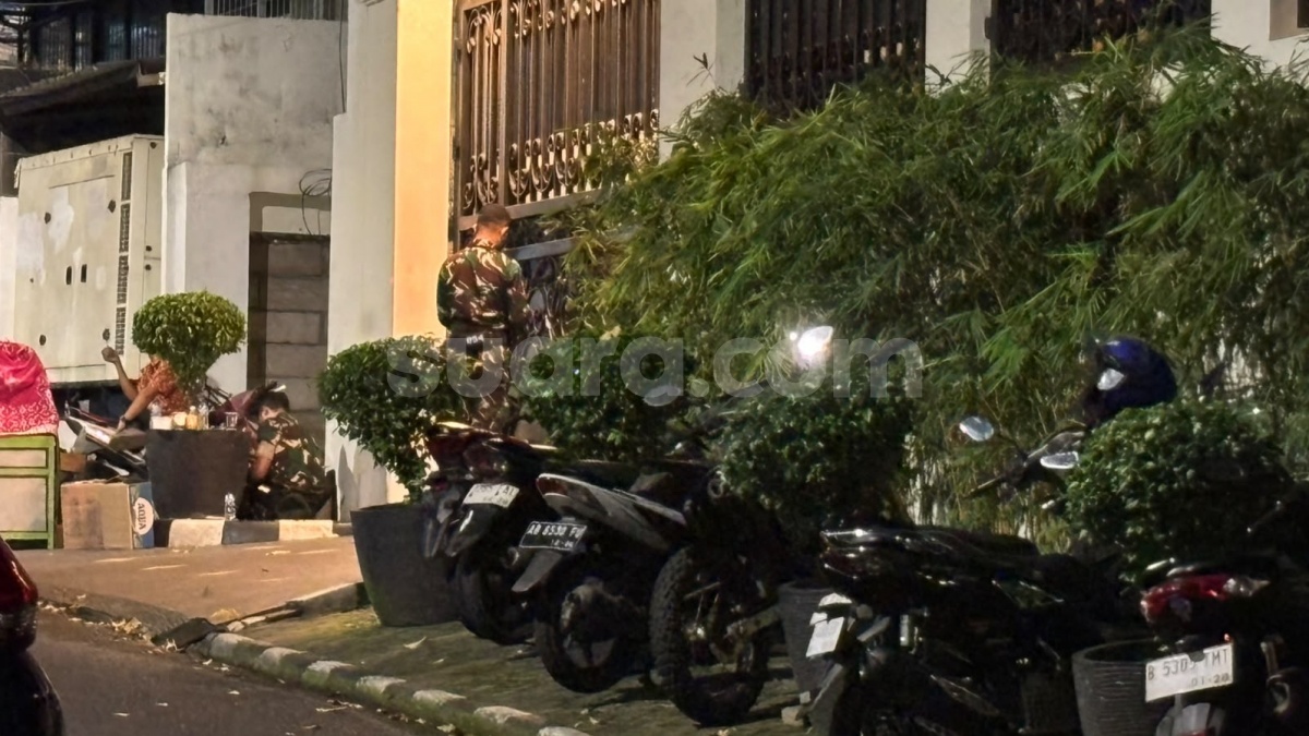 Rumah Jampidsus Febrie Adriansyah Dijaga Ketat Tentara Usai Polisi Geledah Kafe deClan Signature