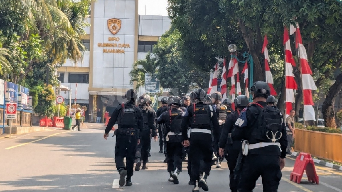 Suasana Terkini Polda Metro, Brimob Siaga Penuh Buntut Isu TNI Jemput Paksa Saksi Jampidsus