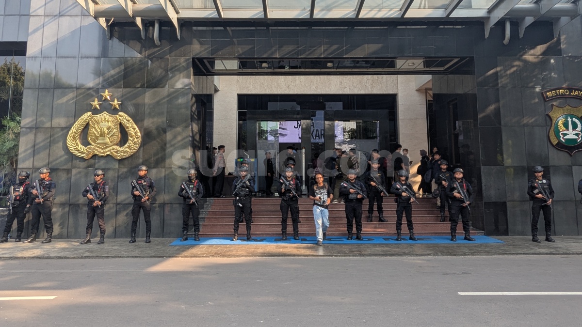 Brimob Bersenjata Lengkap Kawal Pengungkapan Dugaan Korupsi Jampidsus di Polda Metro Jaya