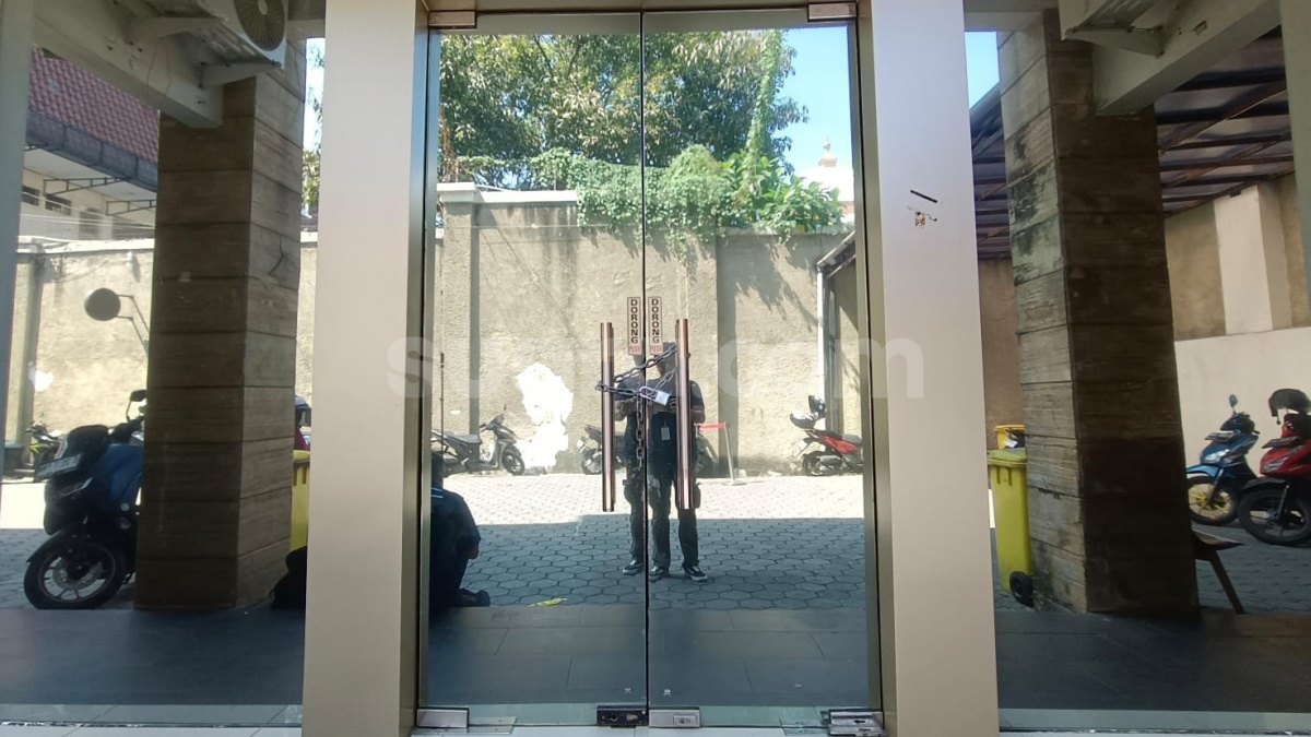 Pintu Dirantai, Sunyi Senyap Ruko di Cipete Usai Digeledah Polisi Terkait Kasus Dugaan Korupsi Kakap