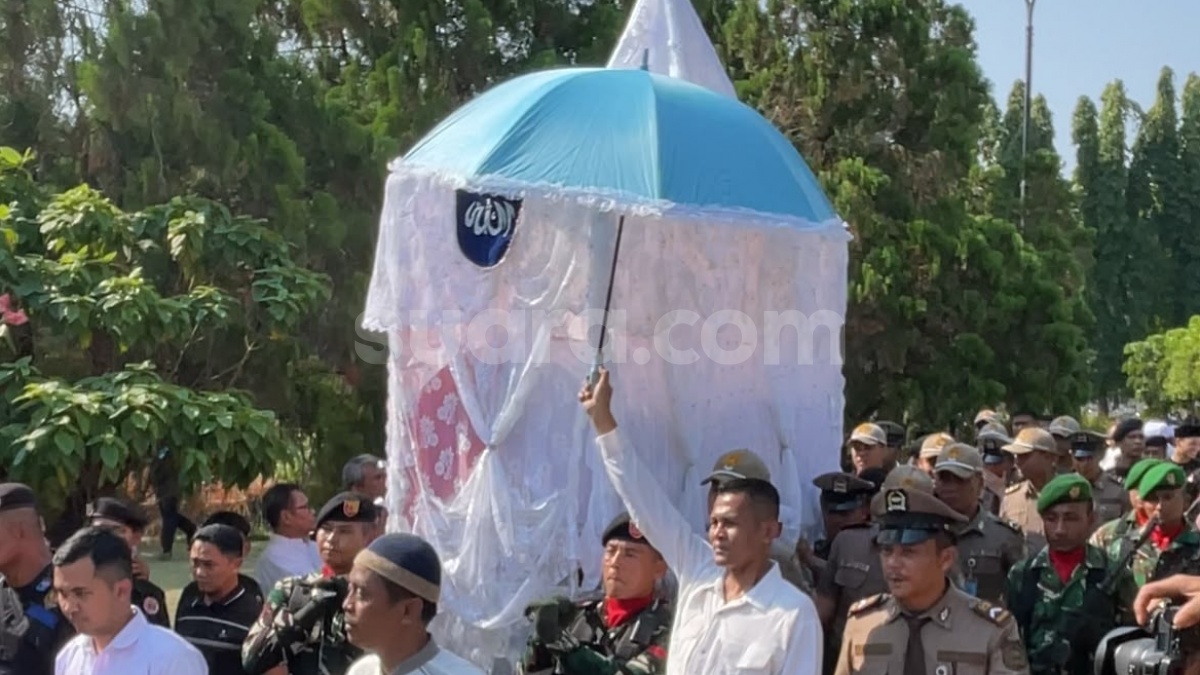 Keranda Khas Gorontalo Iringi Pemakaman Militer Rachmat Gobel di TMP Kalibata