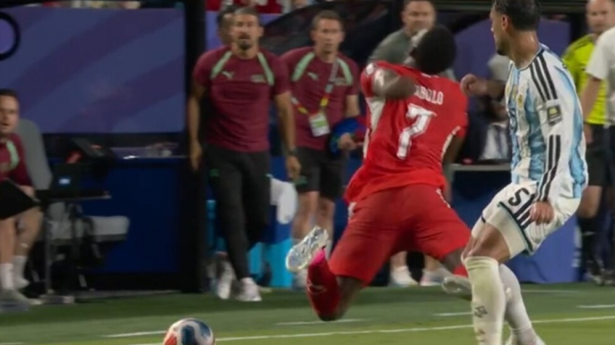 Kenapa Wasit Untungkan Lionel Messi Cs? Paredes Kartu Kuning, Embolo Malah Kartu Merah