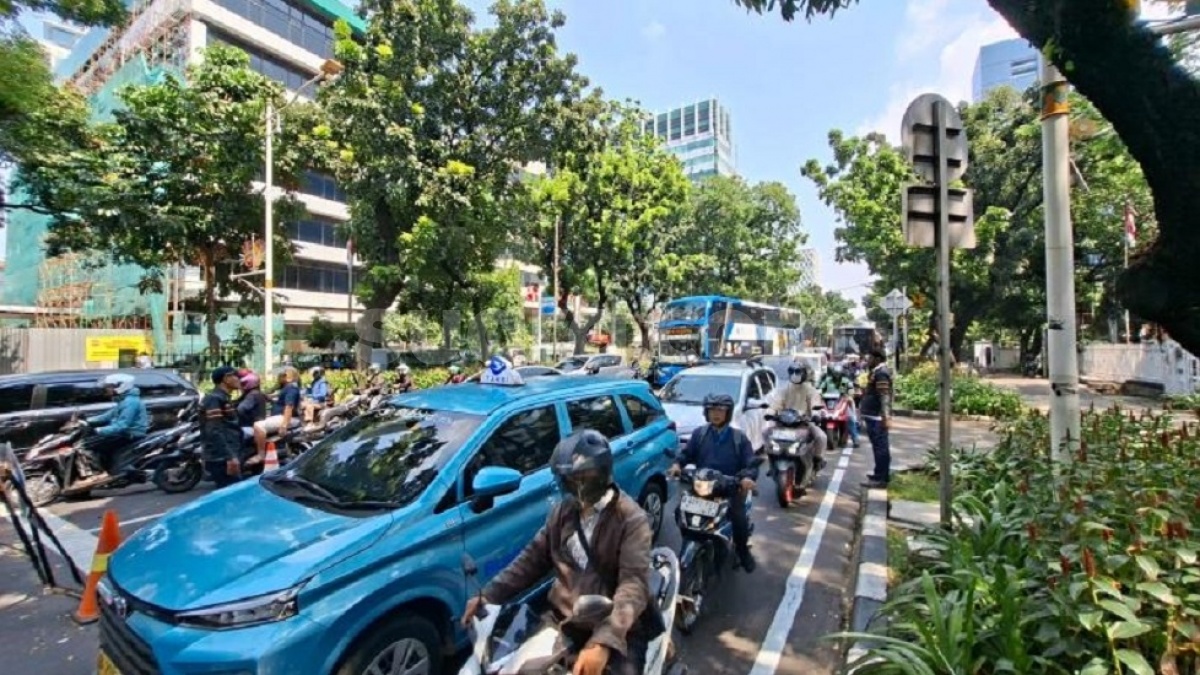 Macet 850 Meter! Pembetonan Jalan Kebon Sirih 'Caplok' Dua Lajur Hingga September