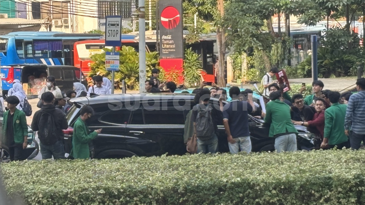 Detik-detik Mahasiswa Hadang Mobil Berpelat Dinas Kejaksaan, Tuntut Transparansi Kasus Eks Jampidsus