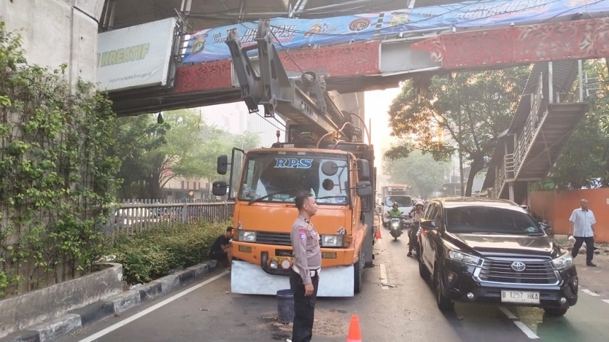 Sopir Truk Crane Tabrak JPO Tendean Diduga Tak Pahami Tinggi Kendaraan