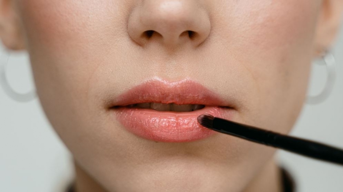 Bibir Kering Mending Pakai Lip Balm atau Lip Serum? Ini Perbedaan dan Cara Memilihnya