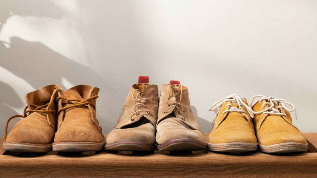 6 Cara Mencuci Sepatu Suede yang Benar, agar Tidak Kusam dan "Botak"