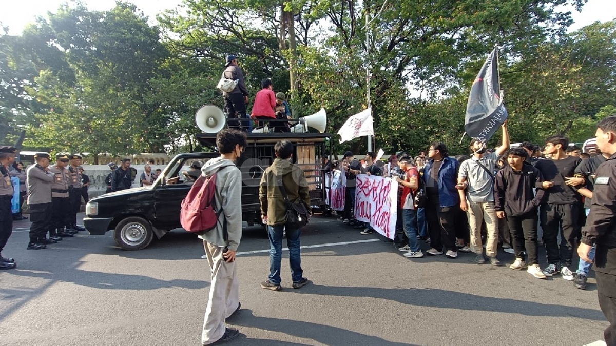 Gagal Tembus Patung Kuda, Massa Aliansi Rakyat Tertahan Barikade Polisi