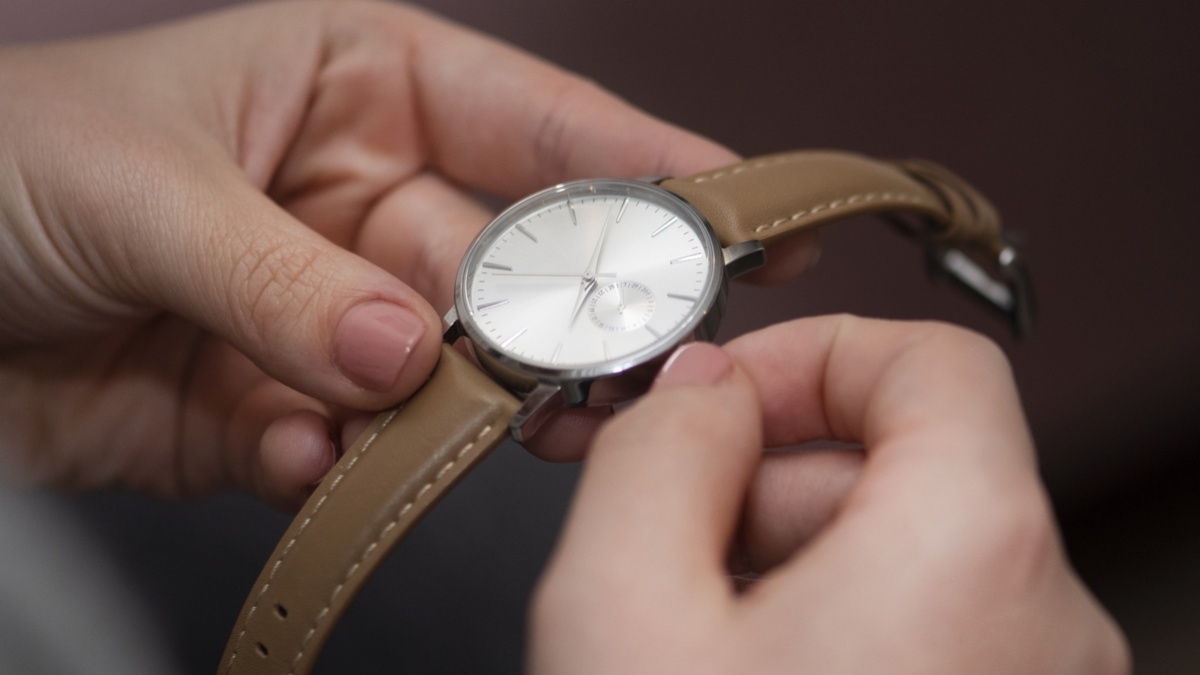 Cara Membersihkan Tali Jam Tangan Kulit yang Benar agar Tidak Cepat Retak