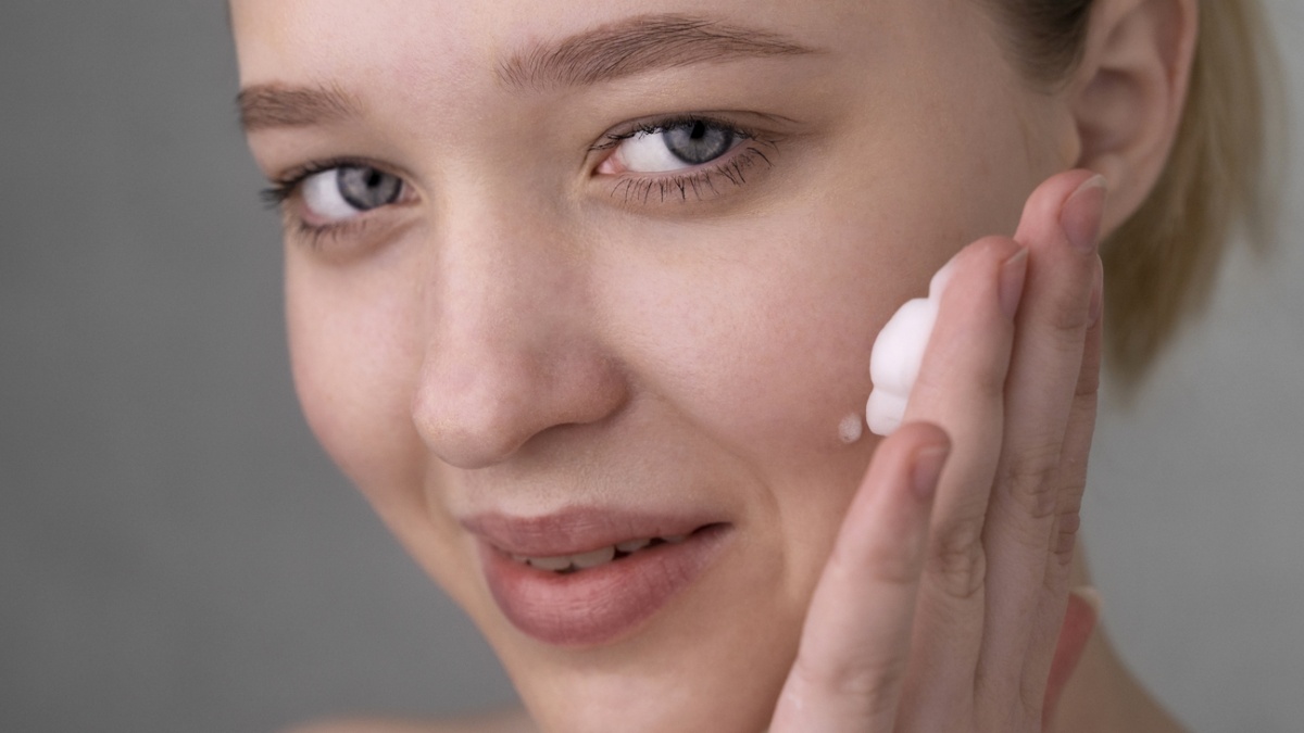 4 Rekomendasi Moisturizer Penghilang Flek Hitam, Lengkap Review Pembeli