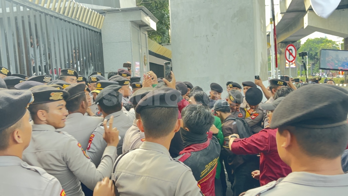 Demo Desak Febrie Adriansyah Diwarnai Aksi Saling Dorong, Mahasiswa Nyaris Pingsan