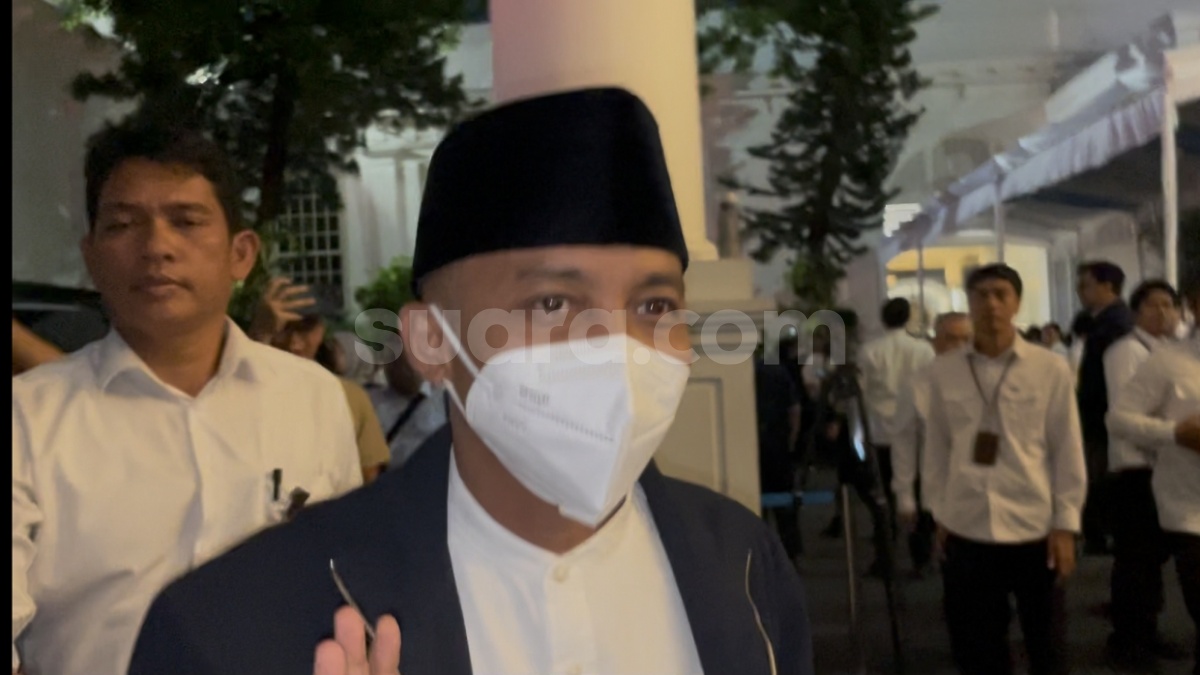 Pakai Masker dan Berjalan Cepat, Raja Juli Cuma Ucap 'Terima Kasih' Saat Ditanya Soal KPK