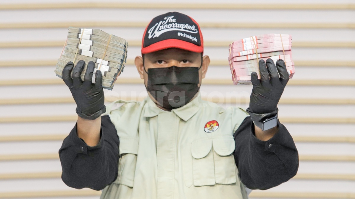 KPK Sita Barang Bukti Rp9,06 Miliar dalam OTT Bupati Lombok Barat