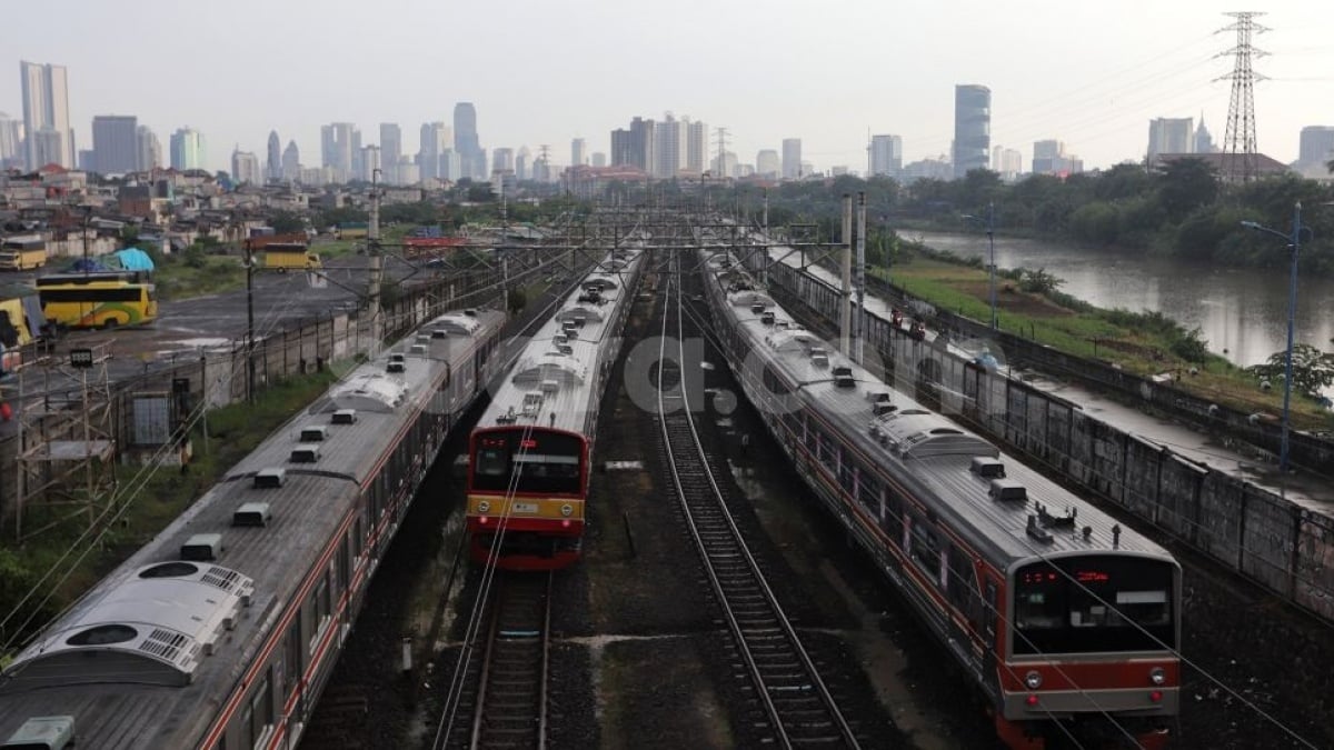 Jalur Rel Dipadati Pendemo, KRL Rangkasbitung-Tanah Abang Kena Imbas Pagi Ini