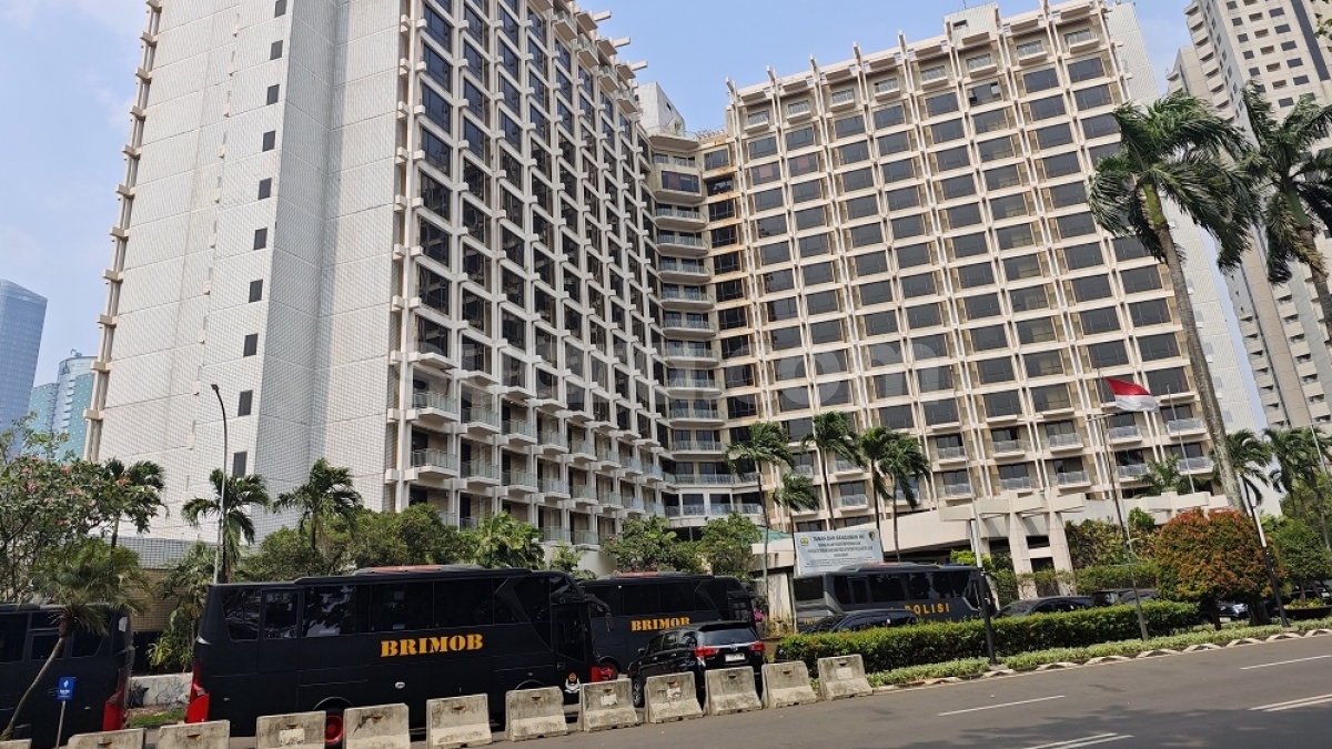 Kondisi Terkini Hotel Sultan: Lengang, Dipagari Beton dan Dijaga Kendaraan Taktis Polisi