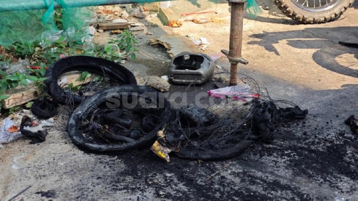 Kisah Pedagang Ban di Matraman: Rugi Usai Lapak Dibakar Massa Bentrok