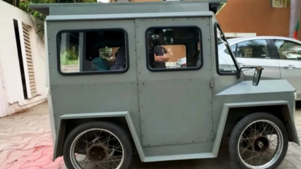 Cuma Seharga Ponsel, Pria India Ini Bikin Mobil Listrik Seukuran Motor Matic