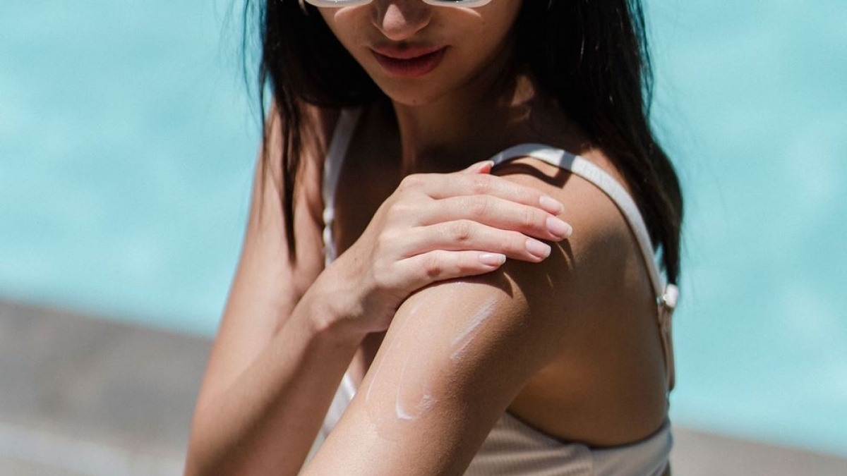 Cuaca Lagi Terik-teriknya? Ini 3 Sunblock Badan Bagus Mulai Rp40 Ribuan