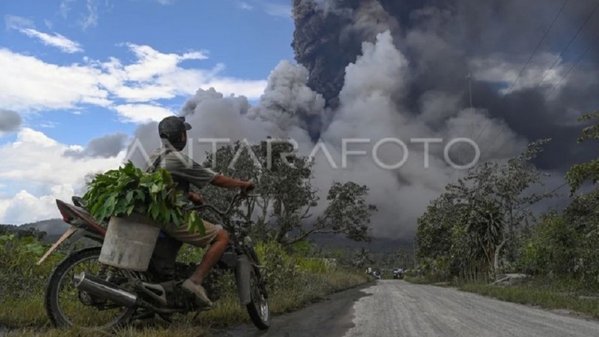 Gunung Lewotobi Laki-laki Erupsi Lagi! Radius 5 KM Wajib Steril