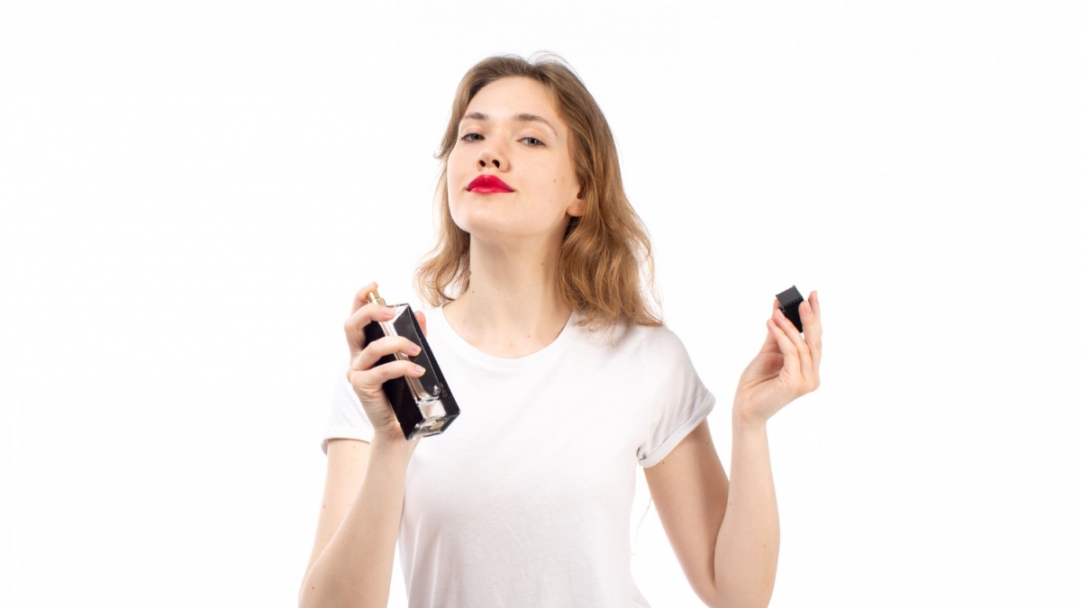 10 Cara Menyemprot Parfum agar Tahan Lama Seharian di Baju dan Kulit