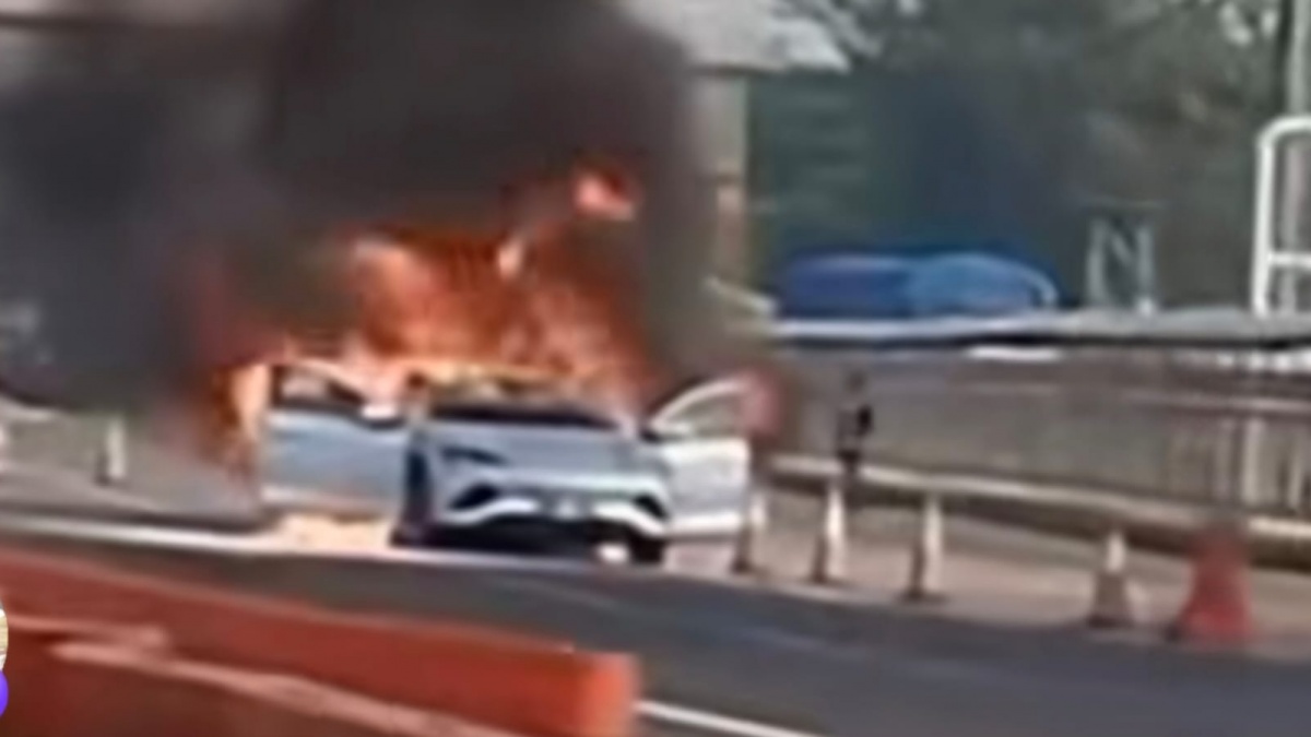 Mobil Listrik BYD Seal Terbakar di Jalan Tol Cikampek