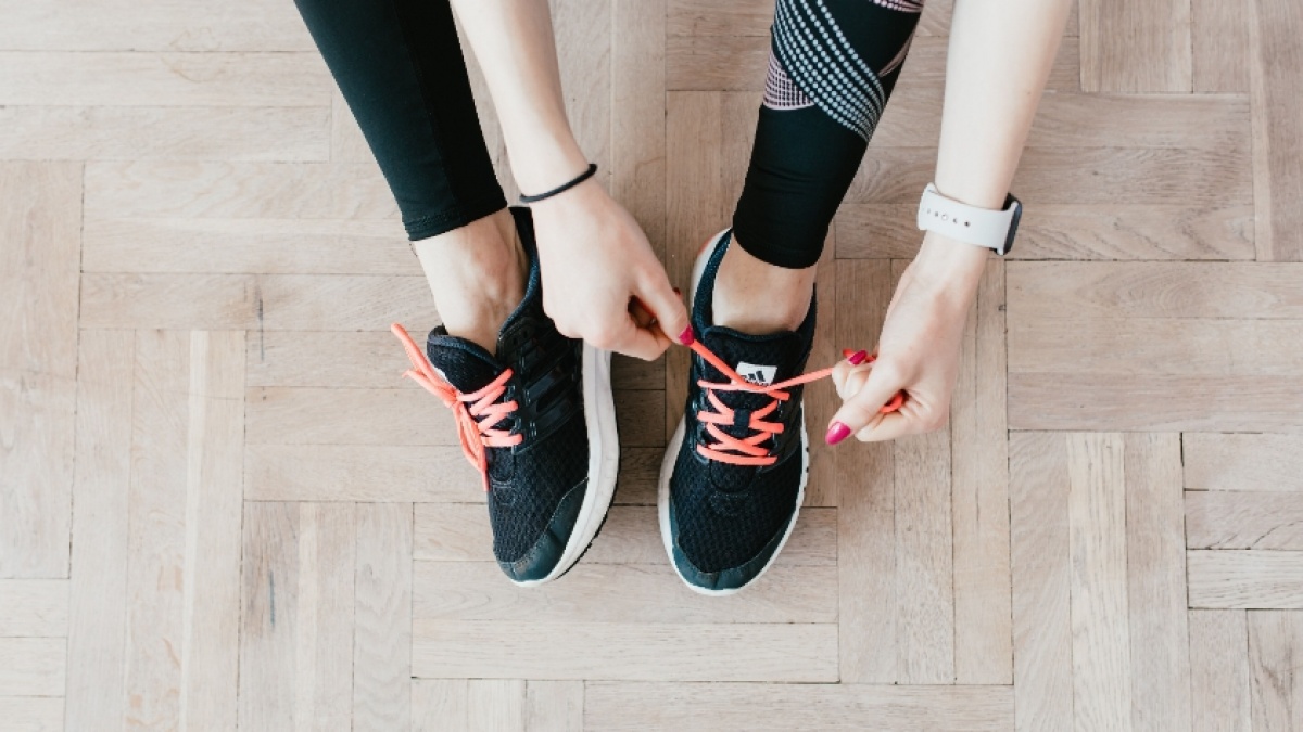 7 Cara Mengatasi Sepatu Kebesaran agar Pas Dipakai Jalan, Cek Insole hingga Heel Grip