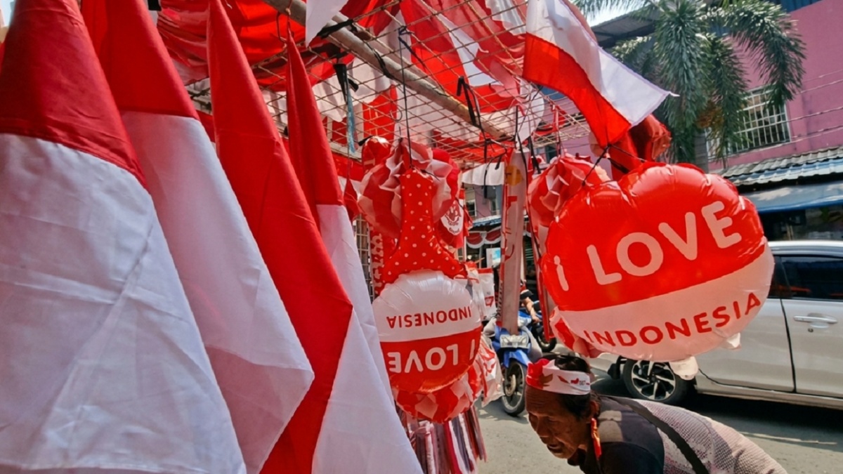 Setelah Merah Putih Diturunkan: Melacak Jejak Sampah Visual dan Nasib Jutaan Bendera Bekas