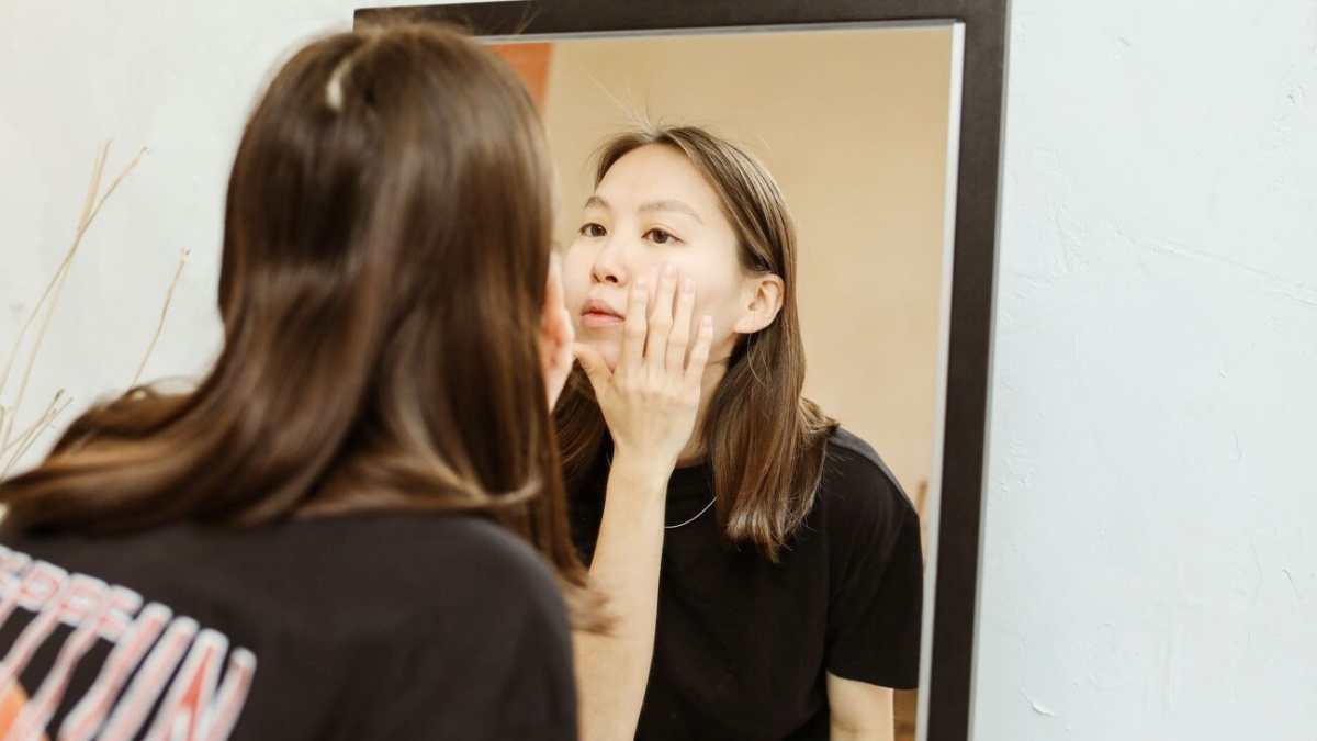 5 Cara Reapply Tinted Sunscreen di Tengah Hari Tanpa Merusak Makeup