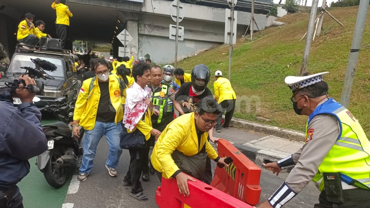 Sempat Tertahan Blokade Polisi, Massa BEM UI Akhirnya Long March ke Bundaran HI