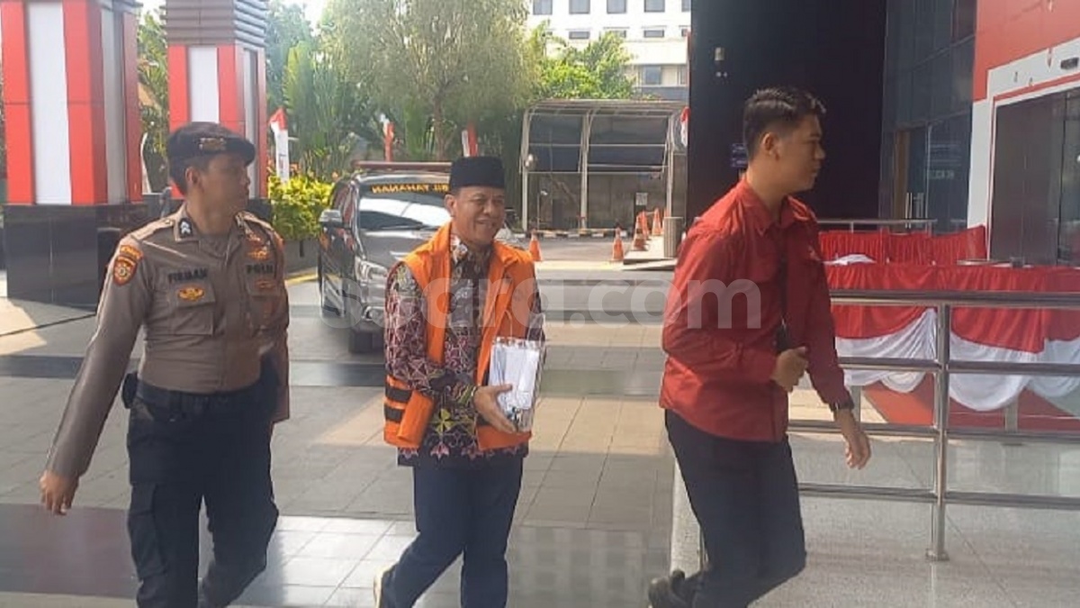Diperiksa KPK 7 Jam, Bupati Kuansing Bungkam Soal Selisih Amplop di Meja Raja Juli