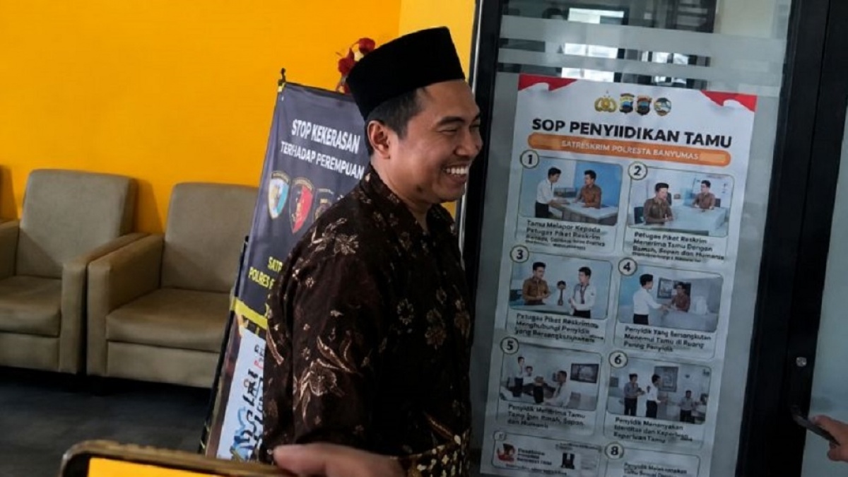Hanya Melempar Senyum, Wakil Rektor Unsoed Terpantau Jalani Pemeriksaan KPK di Mapolresta Banyumas