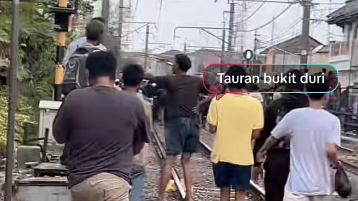 Tawuran di Bukit Duri Dipicu Anak SD Tertabrak, Sempat Bikin Perjalanan KRL Terganggu
