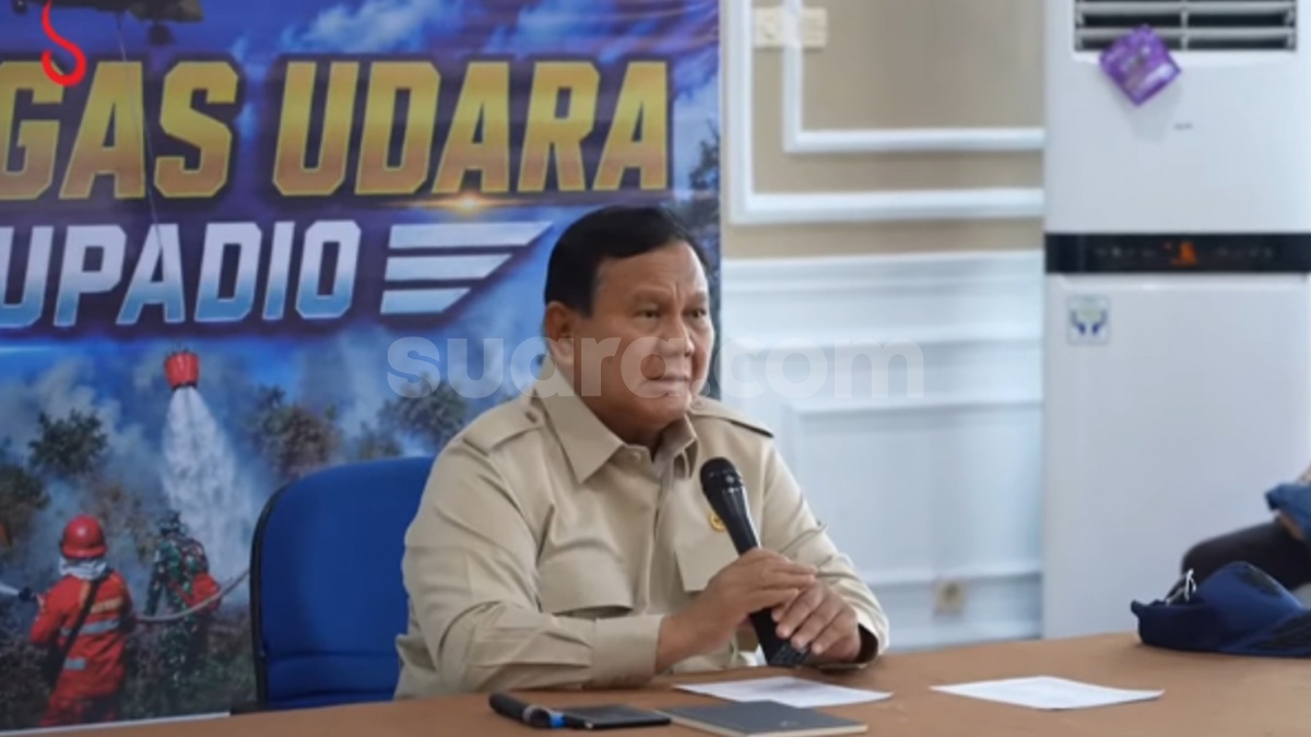 Tiba di Kalimantan Barat, Prabowo Langsung Naik Maung OTW Posko untuk Pimpin Rapat