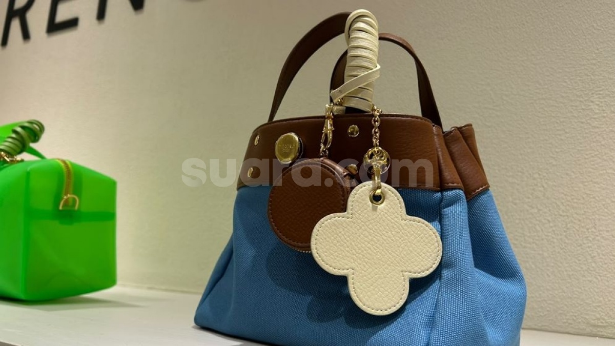 Tren Bag Charm Mendunia, Ternyata Bisa Bikin Isi Tas Lebih Praktis