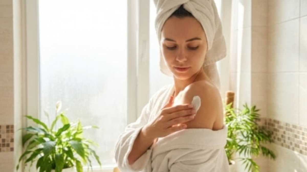 Cara Memilih Body Serum untuk Mencerahkan Kulit, Lengkap dengan Rekomendasi Murahnya