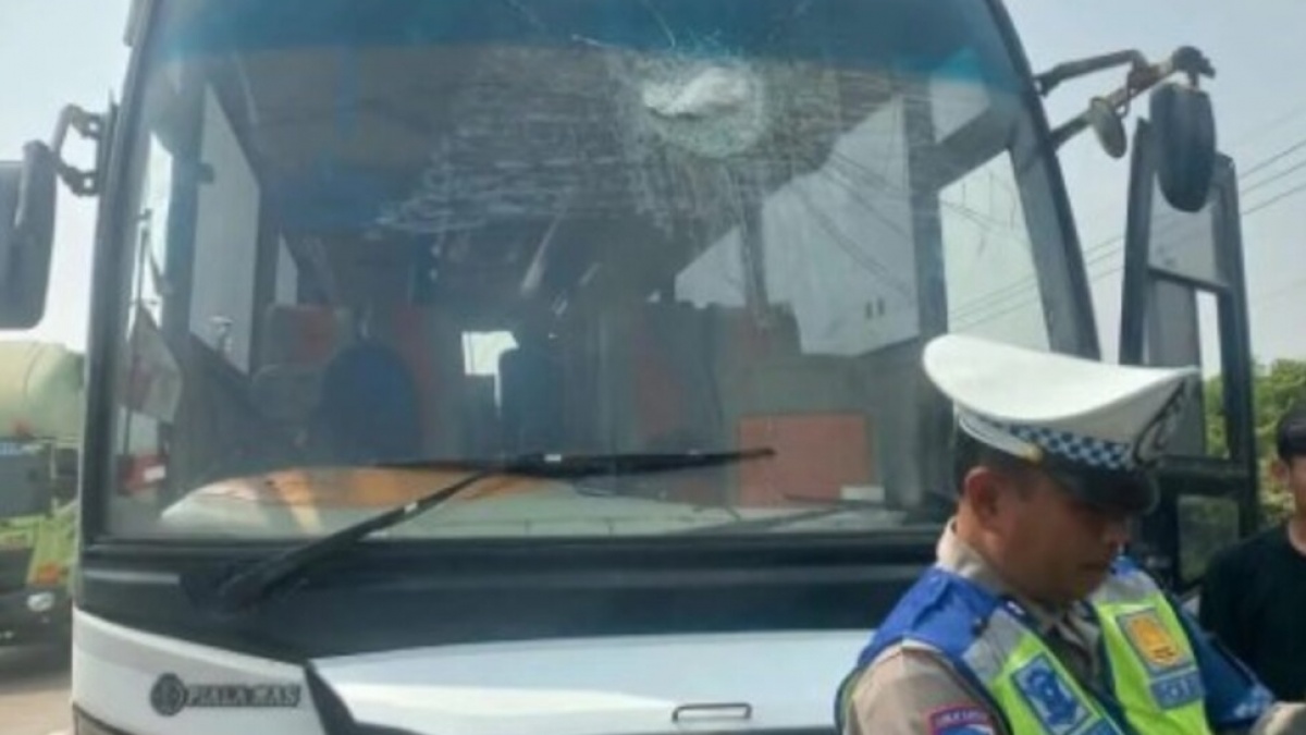 Viral Video Bus Rombongan AMPB PATI Diserang OTK di Tol Karawang