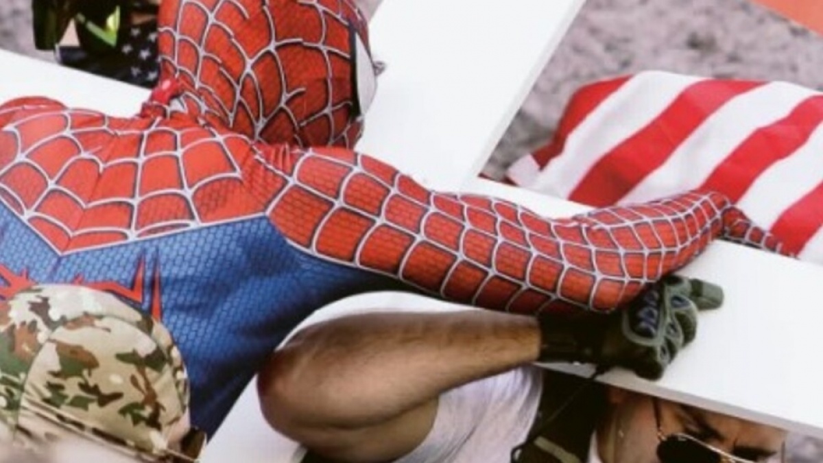 Bukan Adegan Film! Aksi Spiderman Lompat dan Hantam Jake Lang Pelaku Pembakar Al Quran