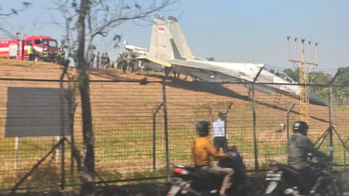 Baru Selesai Overhaul, Sukhoi Su-30 MK2 TNI AU Keluar Landasan Saat Uji Terbang
